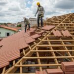 Profissionais da construção montando a estrutura do telhado