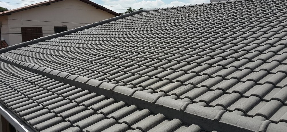 Telhado residencial com telha de concreto