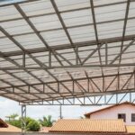 Telha de policarbonato em telhado de área externa