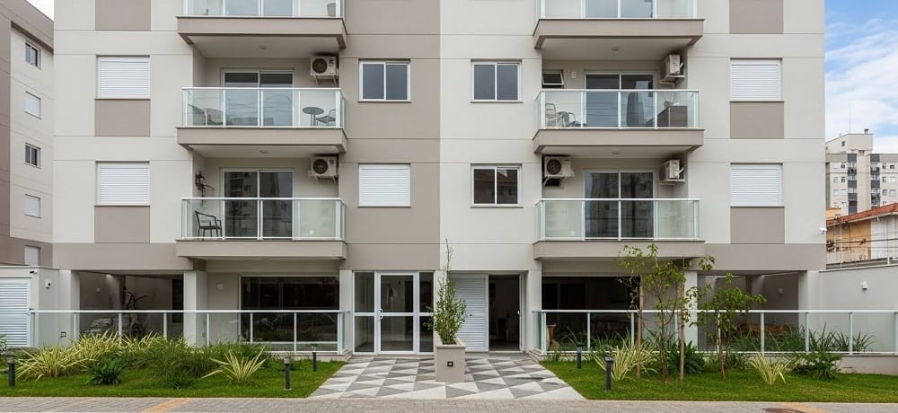 Imagem de uma fachada de condomínio residencial com apartamentos