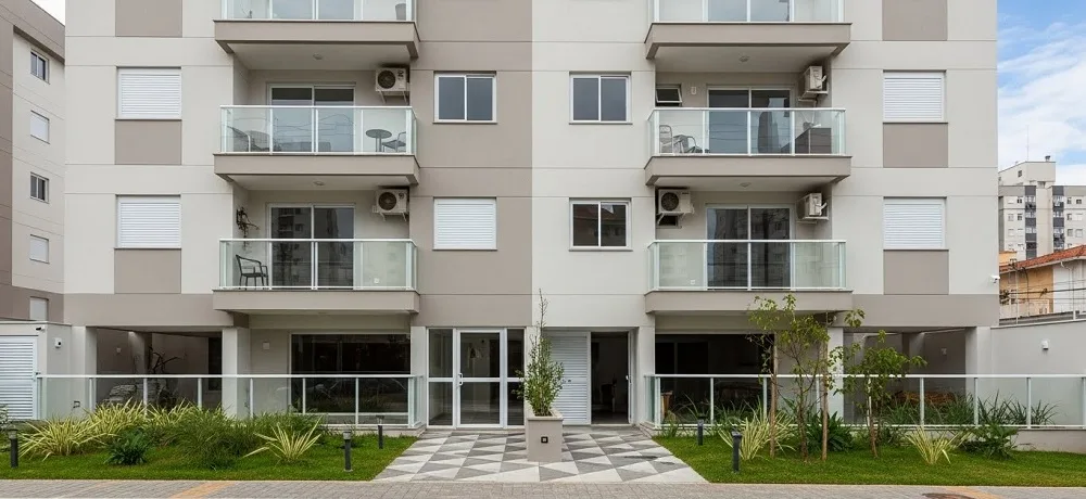 Imagem de uma fachada de condomínio residencial com apartamentos