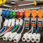 Diferentes conectores elétricos expostos em uma mesa