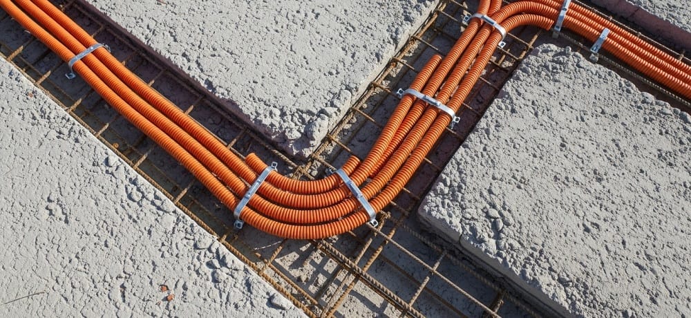 Eletroduto corrugado laranja instalado em laje de cimento
