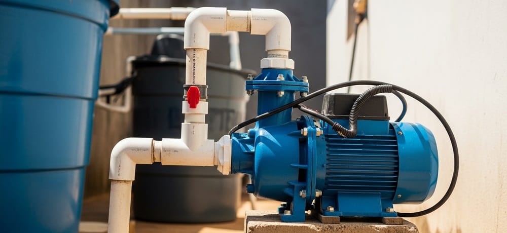 Bomba d'água instalada em residência brasileira