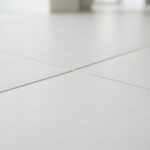 Piso porcelanato branco instalado com junta mínima