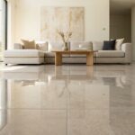 Porcelanato polido instalado em sala moderna e sofisticada com sofá e mesa de centro