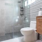 Como limpar o box do banheiro com soluções caseiras e produtos