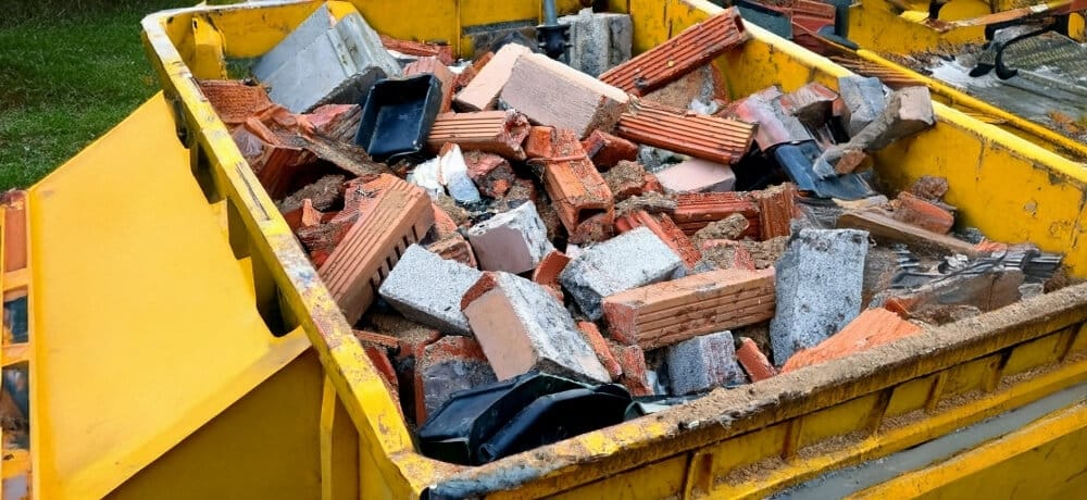 Entulho de obra em caçamba