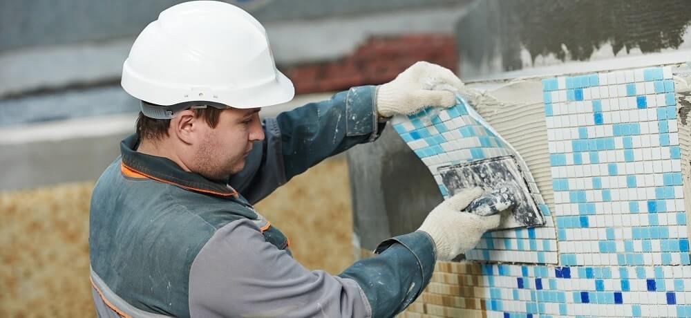 Profissional realizando impermeabilização de piscina