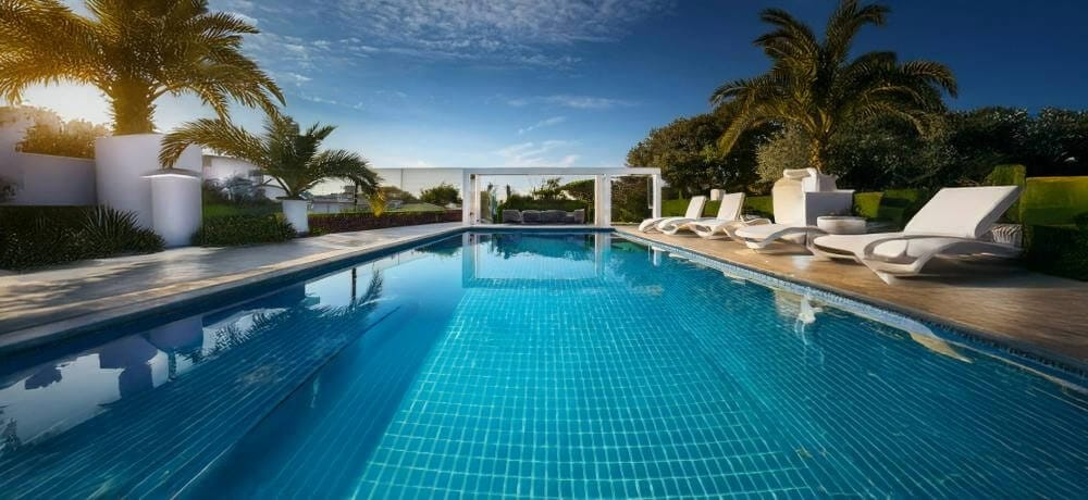 O que é o tratamento com sal para piscina e como fazer?
