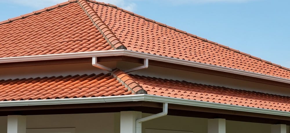 Imagem de um telhado aparente com telhas cerâmicas