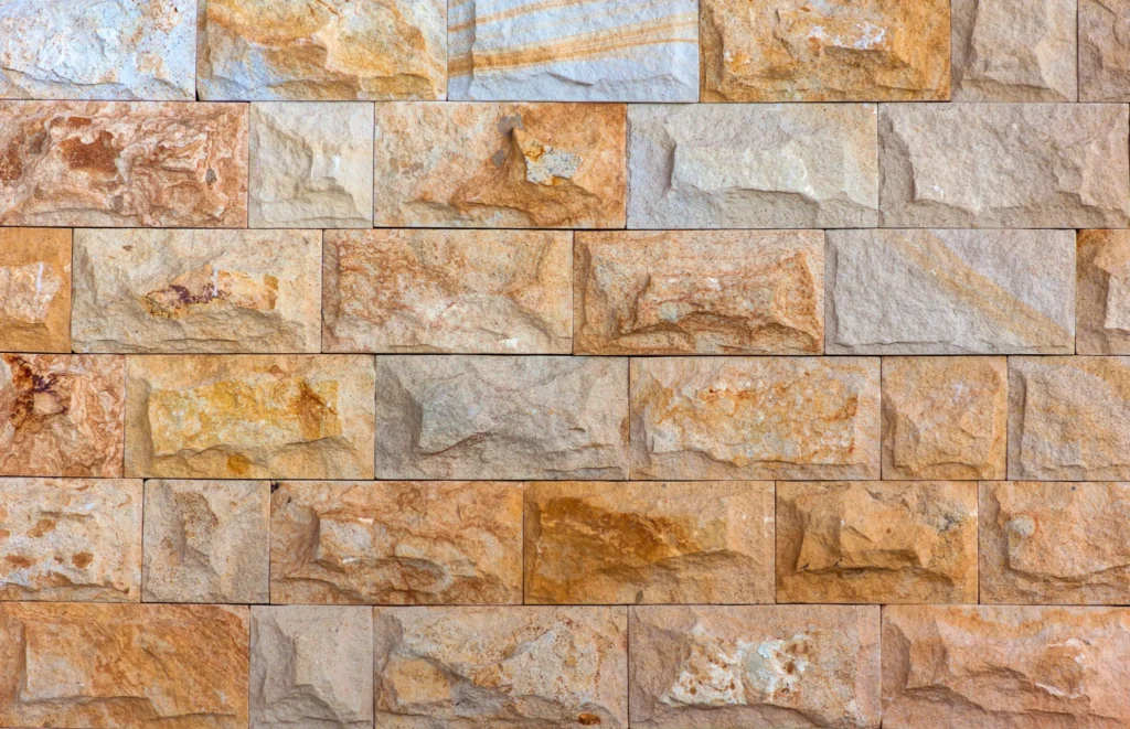 Paredes de pedra com texturas em tons de bege