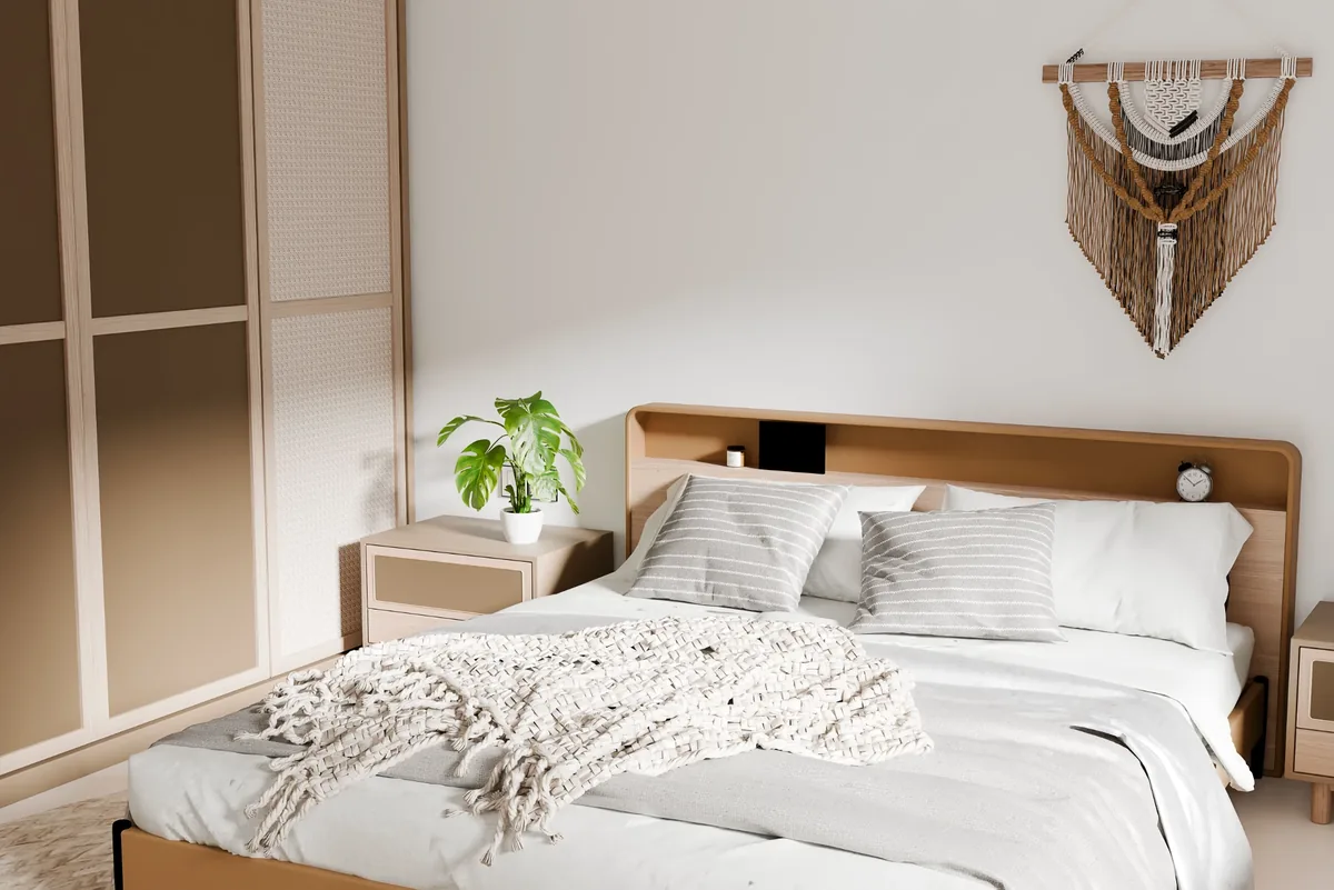Quarto de casal moderno com parede branca, cabeceira de madeira e painel de macramê
