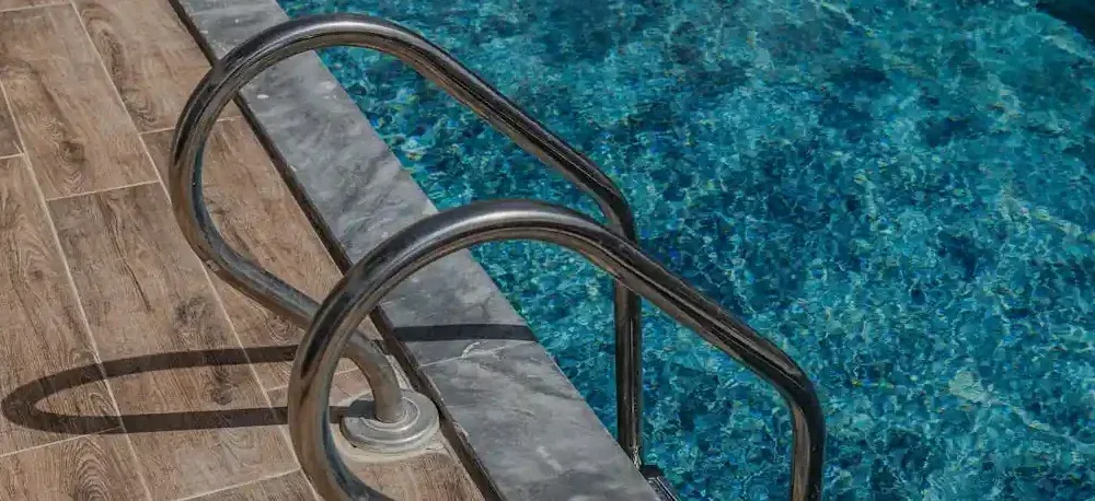 Pedras para bordas de piscinas: as melhores para seu projeto